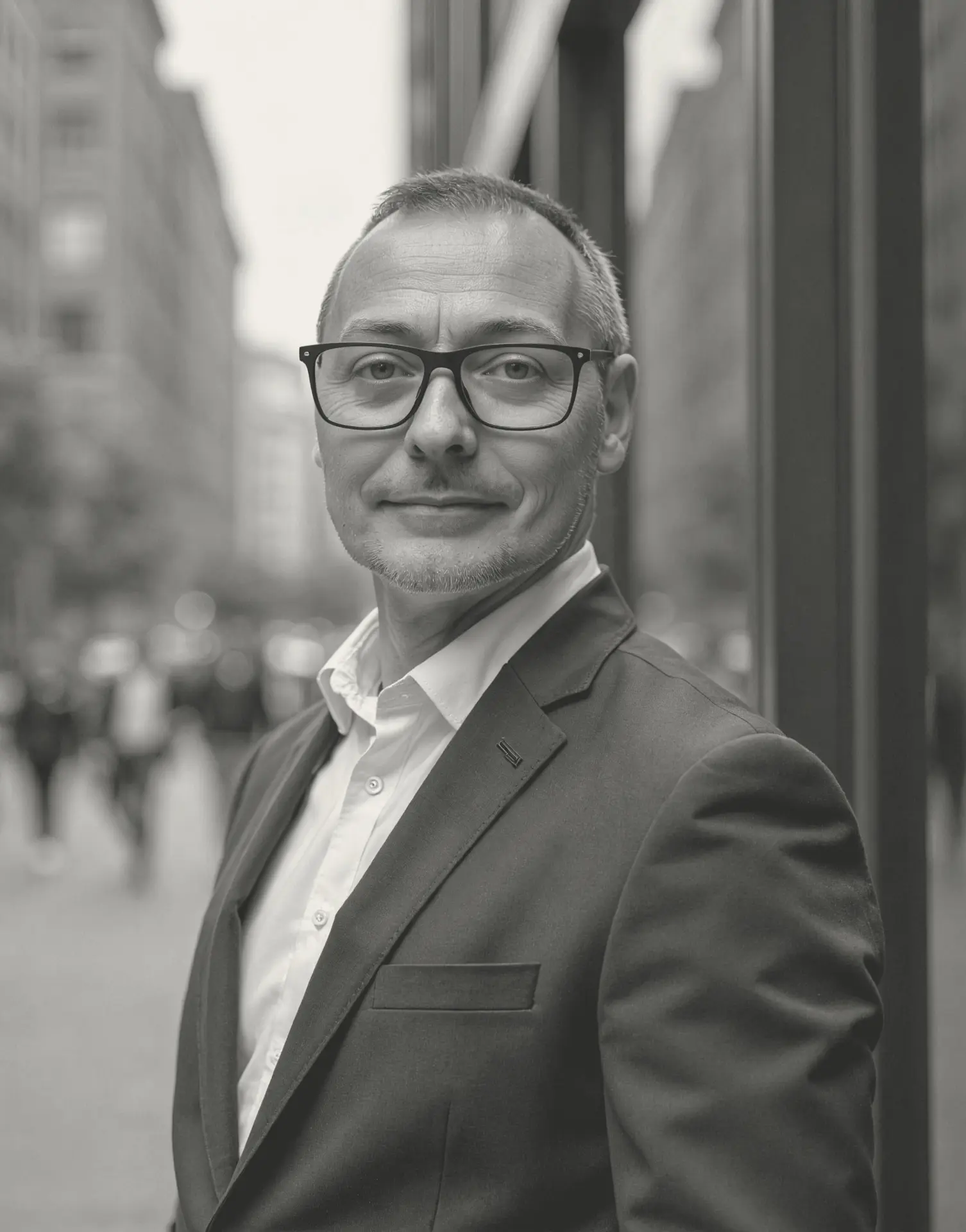 Daniel Lehmann, Interim CEO, im Anzug mit weissem Hemd auf einer belebten Geschäftsstrasse in der Schweiz
